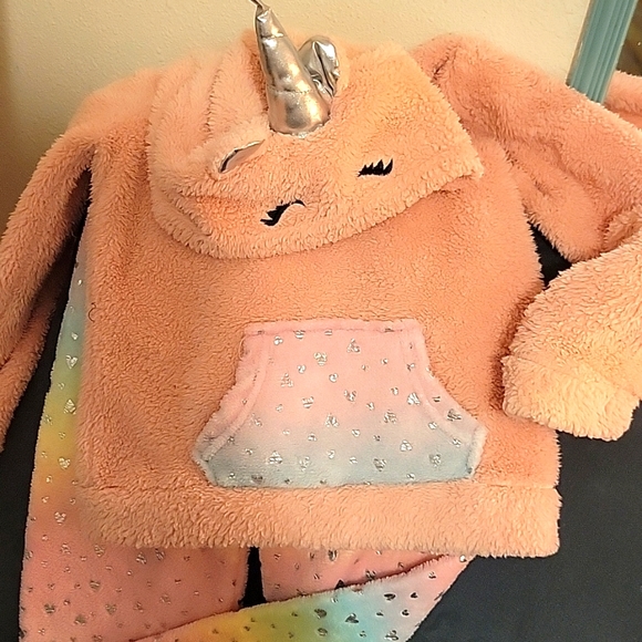 Darling fluffy cozy set for day or night! Warm & soft.  Size 6 - Picture 2 of 4